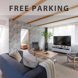 Vousata Dama - Ps3 - Parking Free Praga